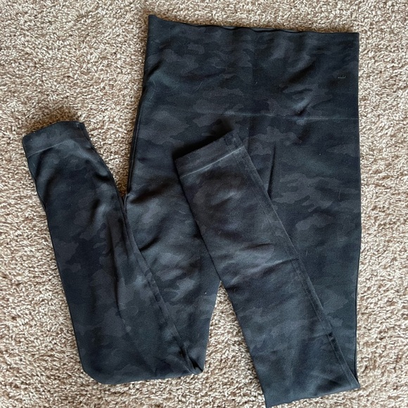 Spanx | Look At Me Now Seamless Leggings | Black Camo | Size S - Picture 2 of 5